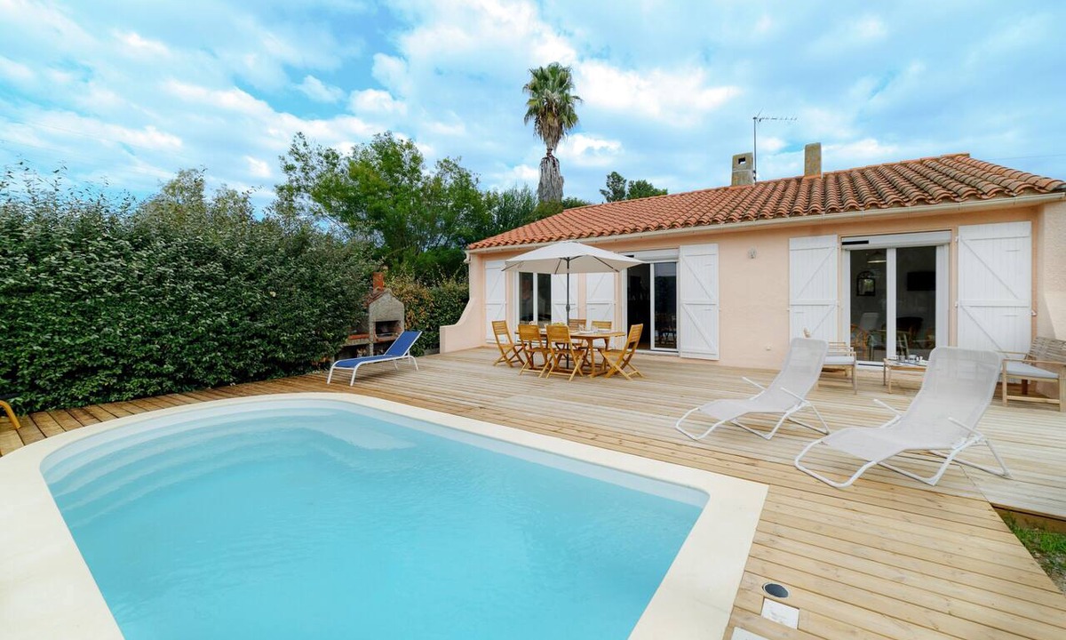 Saint-Genis House | Holiday Home 'Des Barnèdes' with Private Pool, Wi-Fi and Air Conditioning