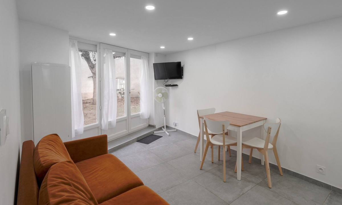 Montrond-les-Bains Apartment | Holiday Apartment "Dans Maison Atypique" with Wi-Fi