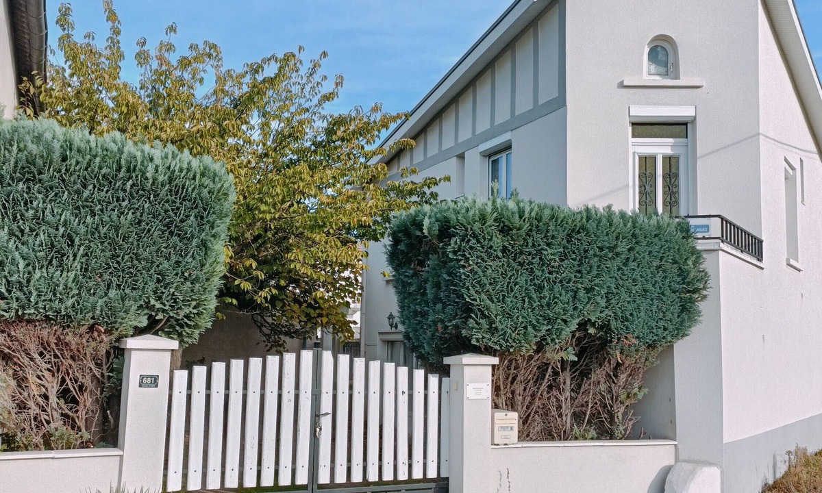 Montrond-les-Bains Apartment | Holiday Apartment "Dans Maison Atypique" with Wi-Fi