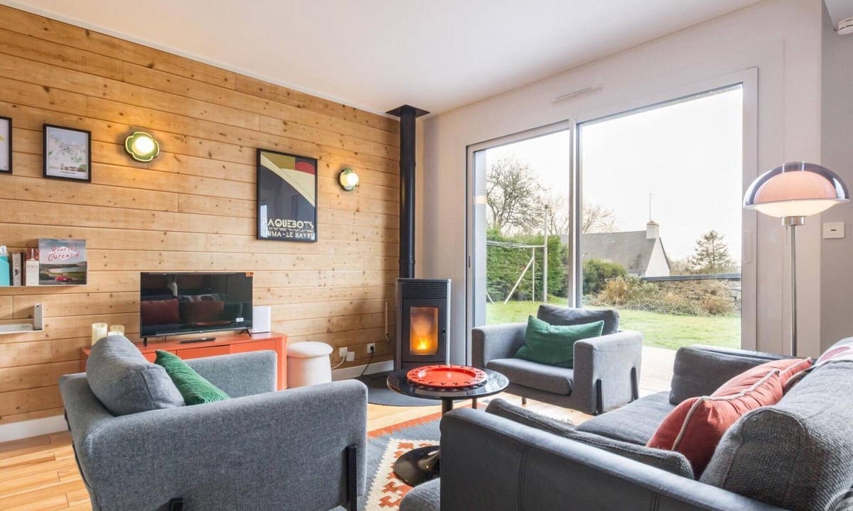 Les Moitiers-d'Allonne Cottage | Holiday Home in Cap Carteret with Garden and Terrace