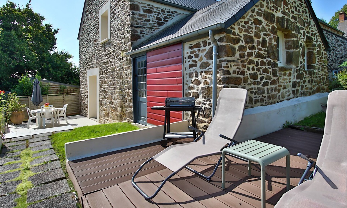 Sortosville-en-Beaumont House | Holiday Home “Le Gîte d’Augustin” with Private Terrace, Garden & Wi-Fi