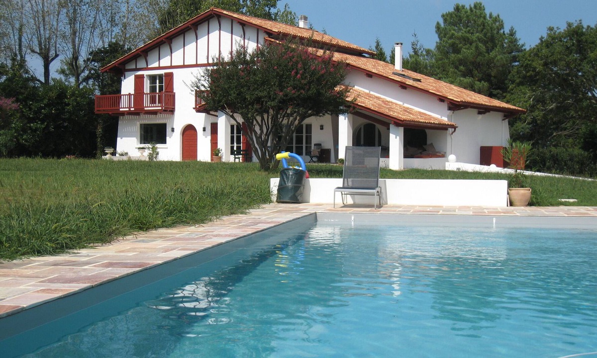 Saint-Pee-sur-Nivelle House | Holiday Home 'Grande Maison Piscine 6 Chambres' with Mountain View, Pool and Wi-Fi