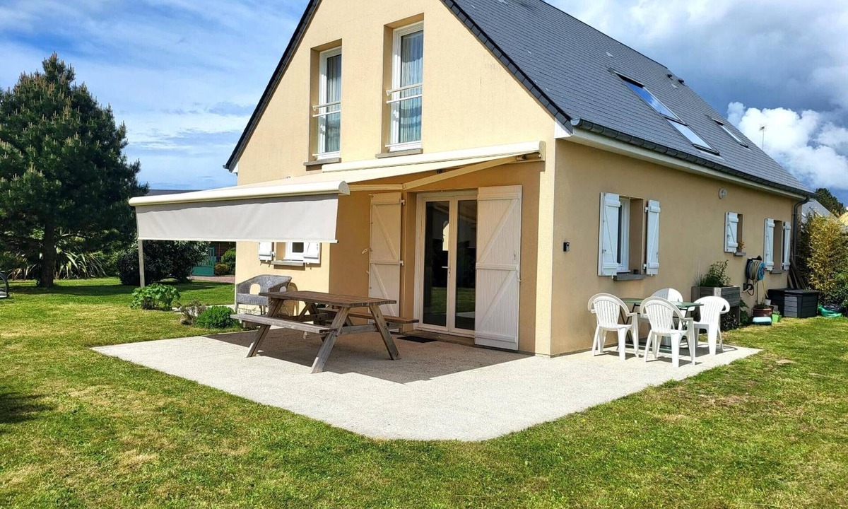 Saint-Germain-sur-Ay House | Holiday Home “Les 3 Mésanges” with Private Terrace, Garden, and Wi-Fi