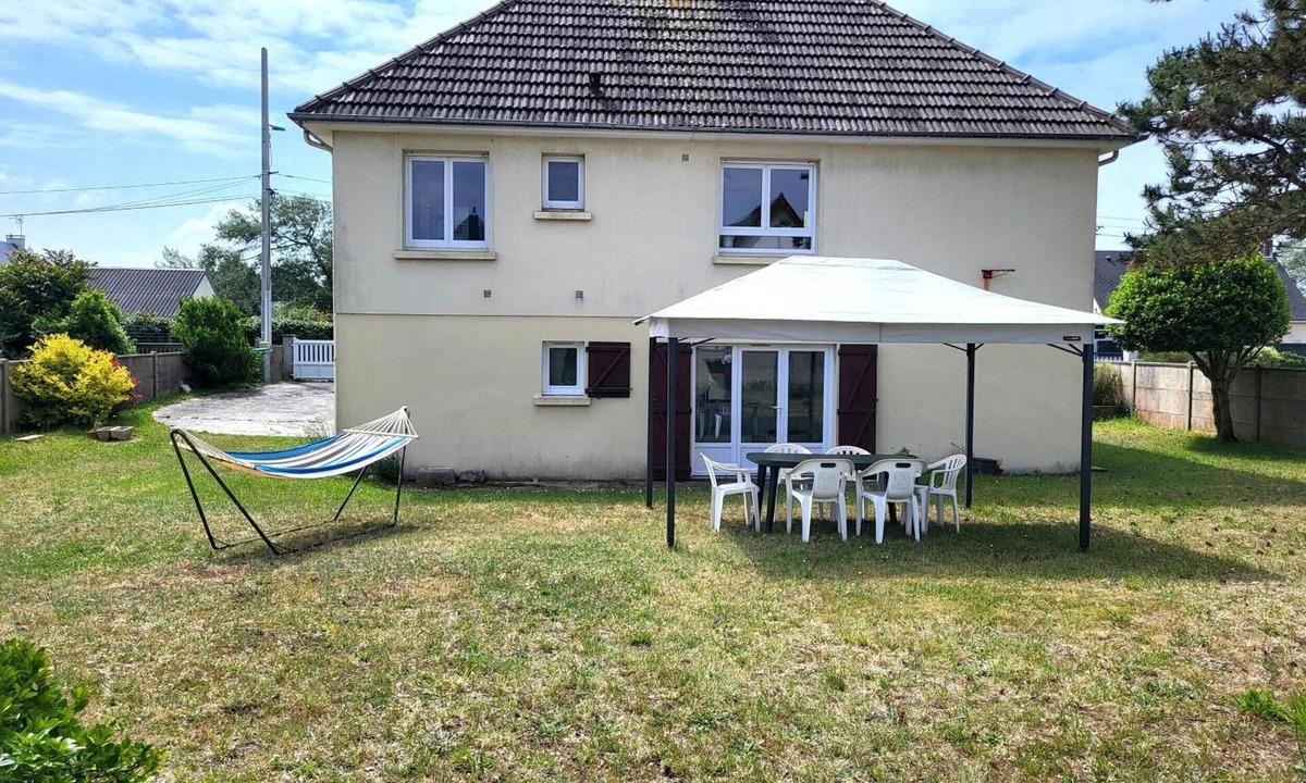 Saint-Germain-sur-Ay House | Holiday Home 'Maison De Bord De Mer Alizée' with Private Terrace, Private Garden and Wi-Fi
