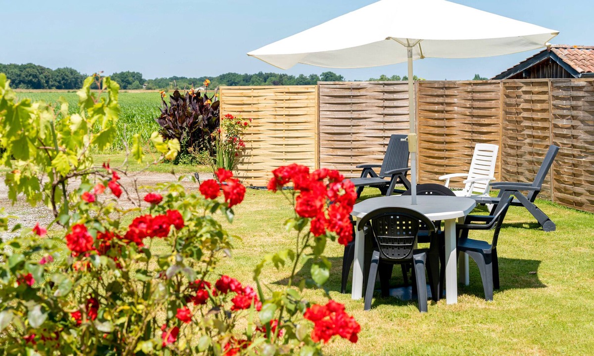 Mimbaste House | Holiday Home 'Des Deux Chênes' with Private Terrace, Private Garden and Wi-Fi