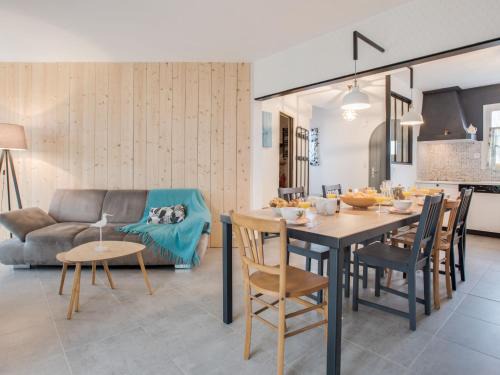 Saint-Pierre-Quiberon House | Holiday Home Portivy Moulin by Interhome