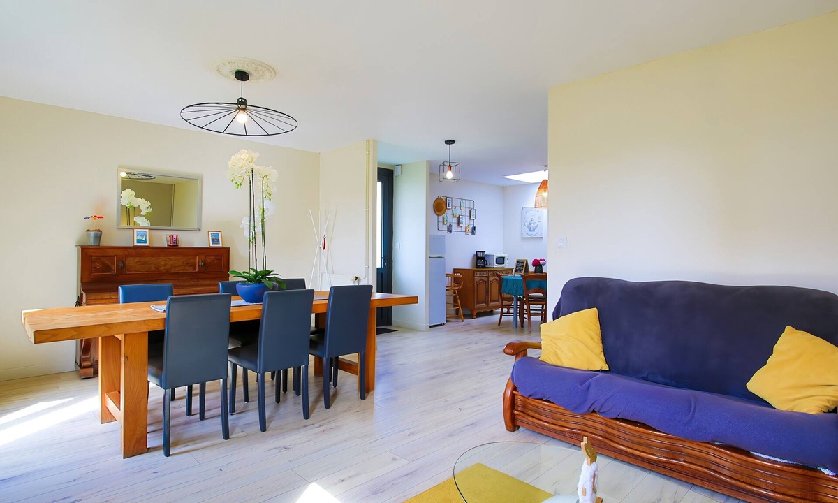 Sainte-Mere-Eglise House | Holiday Home 'Gite De Pauline, Sainte-mère-église' with Private Terrace, Private Garden and Wi-Fi