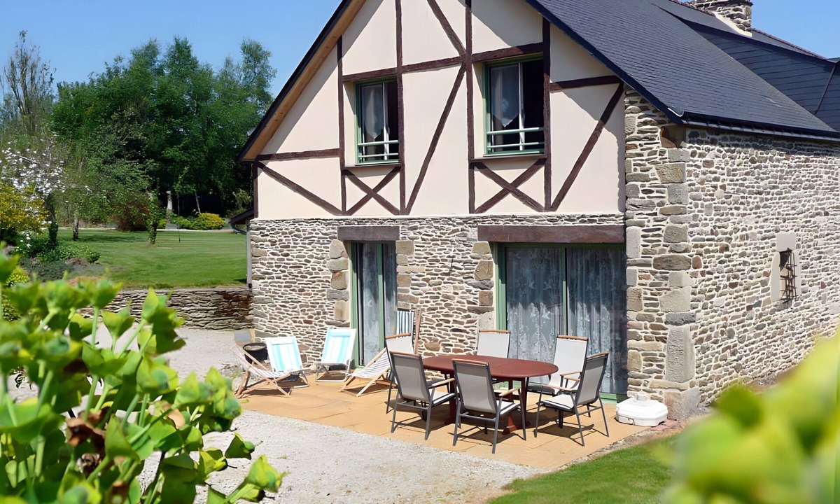 La Croix-Hellean House | Holiday Home Gîte La Colombe - Les Hortensias