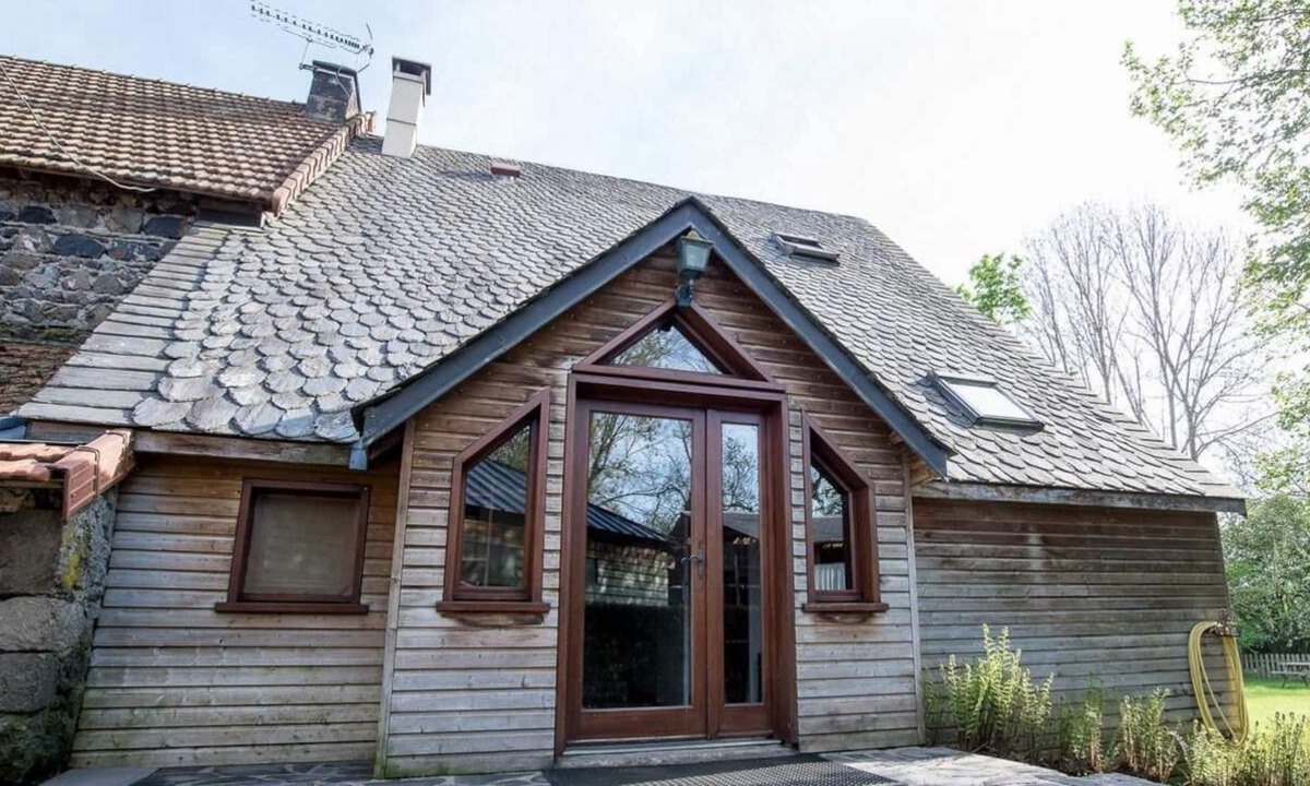 Ceyssat House | Holiday Home 'Gite Des Domes' with Private Terrace, Private Garden and Wi-Fi