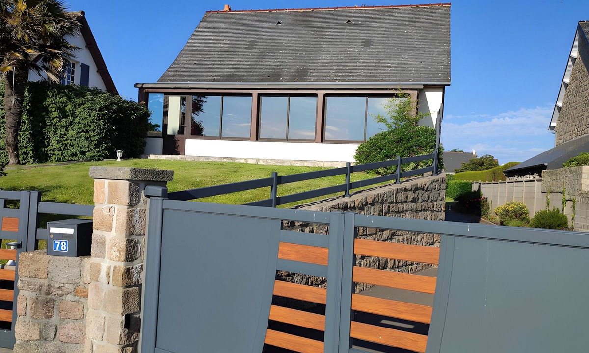 Montfarville House | Holiday Home “Gîte for 10 in Barfleur” with Private Terrace, Garden & Wi-Fi