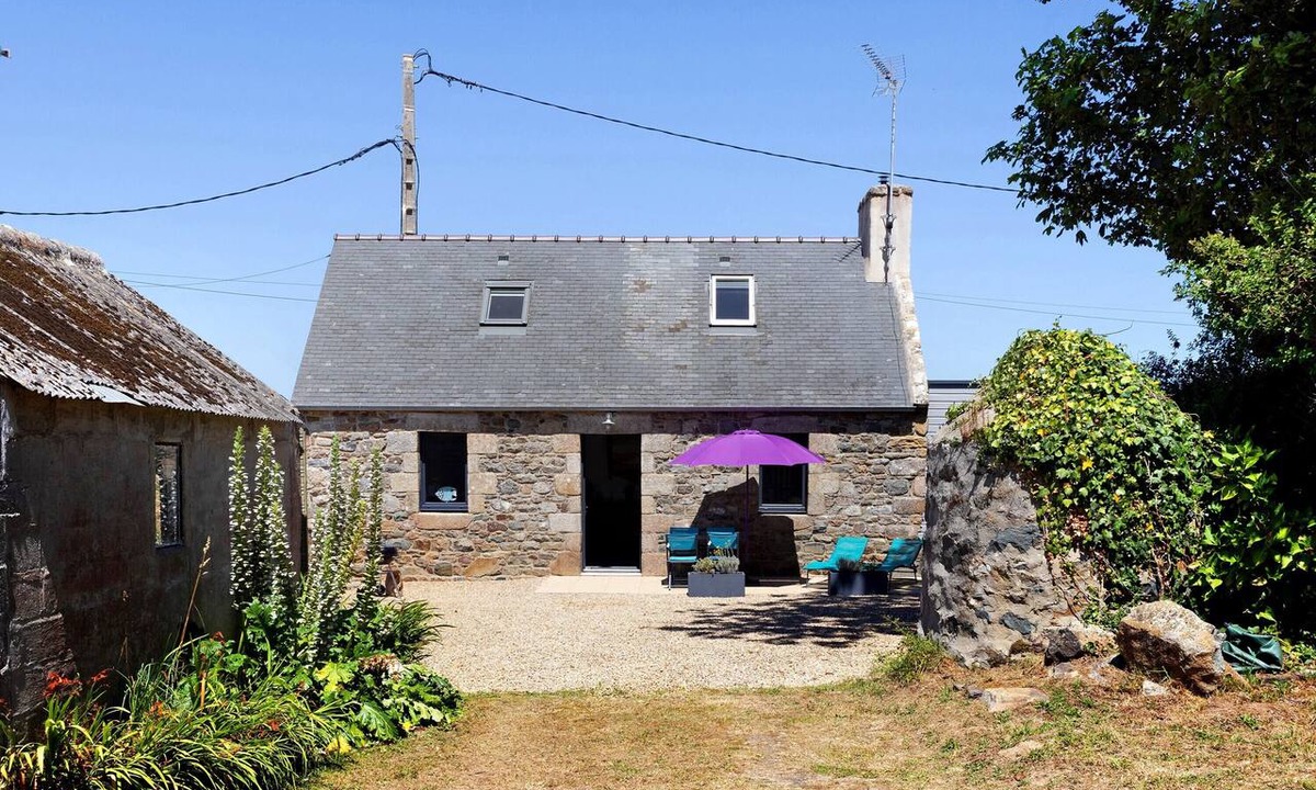 Plougrescant House | Holiday Home 'Gîte Ty Breizh' with Private Terrace and Wi-Fi