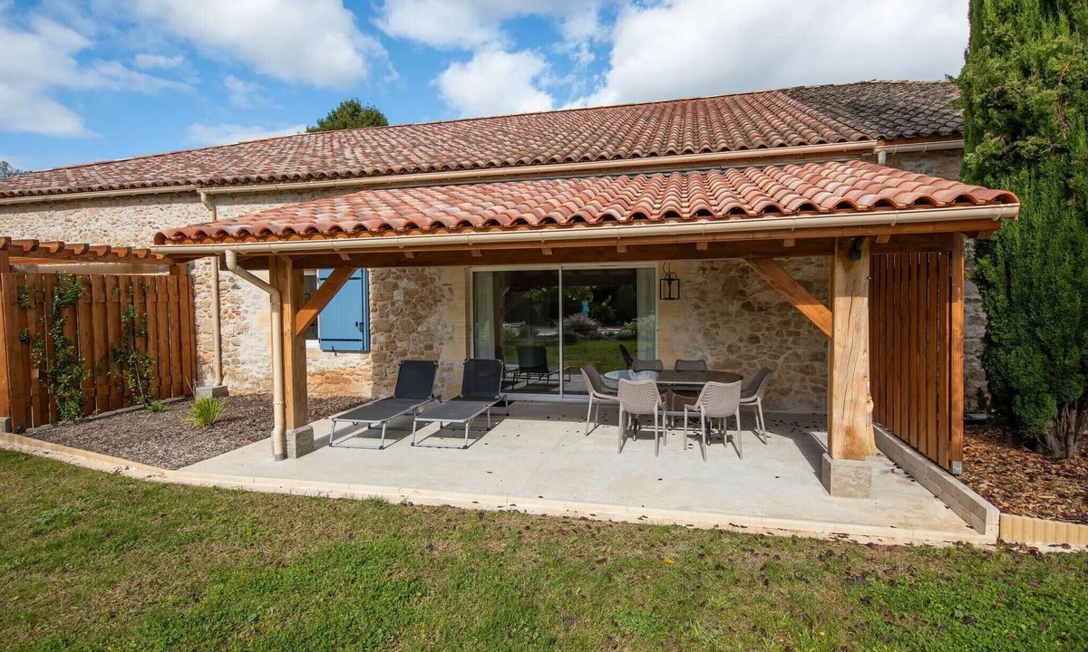 Saint-Georges House | Holiday Home 'Gite Coeur Des Ondes - Tournesol' with Shared Terrace, Shared Garden and Wi-Fi