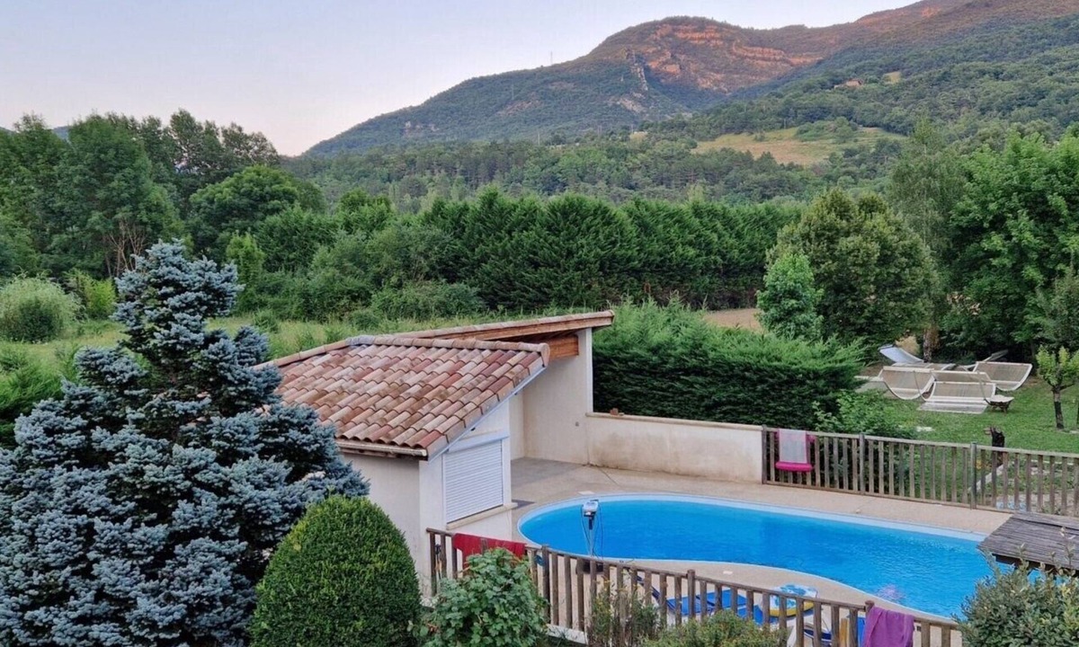 Pontaix House | Holiday Home 'Gîte Le Devant De La Chaux' with Shared Pool, Private Terrace and Wi-Fi