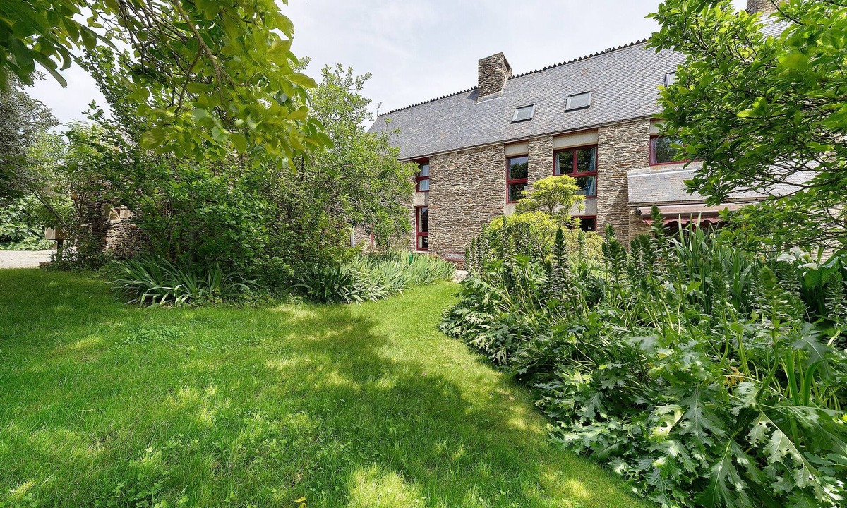 Plouvorn House | Holiday Home 'Grand Gîte - Ferme De' with Shared Garden and Wi-Fi