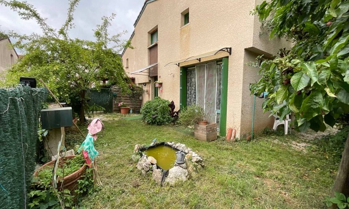 Pradines House | Holiday Home in Pradines with Renovated Private Garden