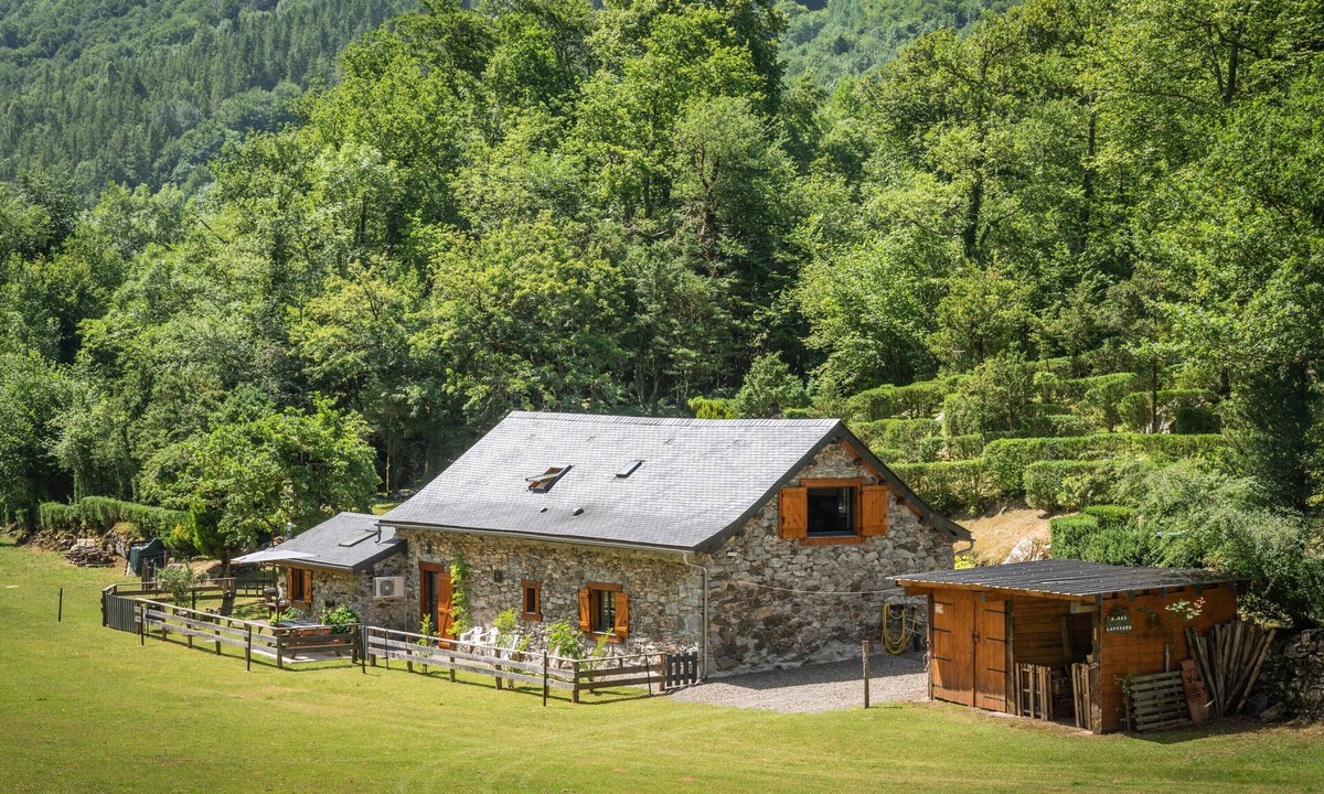 Accous House | Holiday Home 'L'authentik' with Mountain View, Private Terrace and Air Conditioning