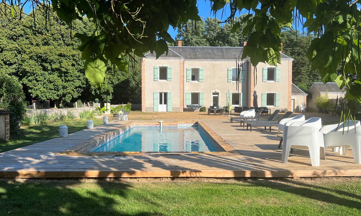 Parce-sur-Sarthe House | Holiday Home 'La Béchetière' with Private Pool, Private Terrace and Wi-Fi