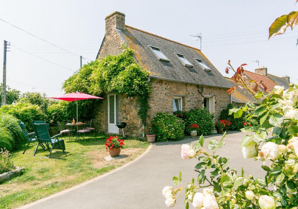 Saint-Jean-du-Doigt House | Holiday Home L'Hirondelle by Interhome