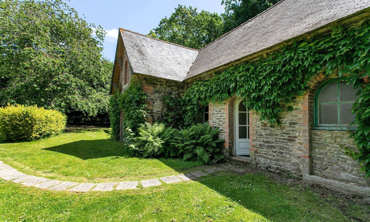 Tredarzec House | Holiday Home 'La Bergerie' with Private Garden and Wi-Fi
