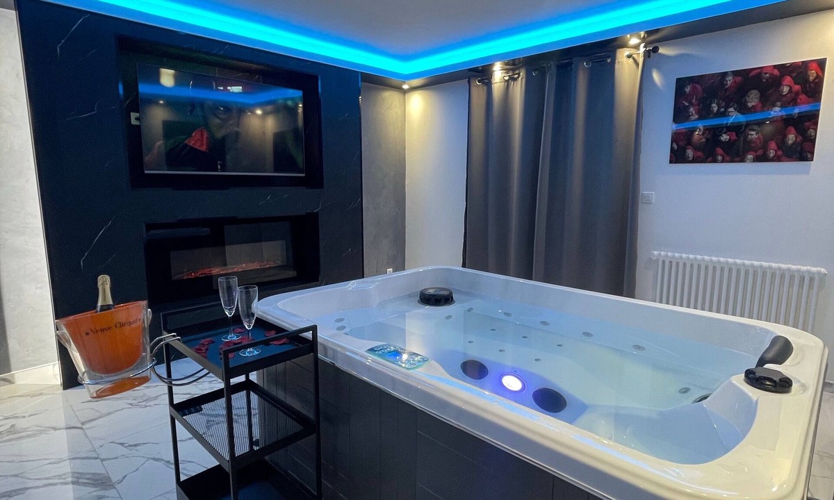 Melun House | Holiday Home 'La Casa De Lové Suite Jacuzzi' with Private Garden and Wi-Fi