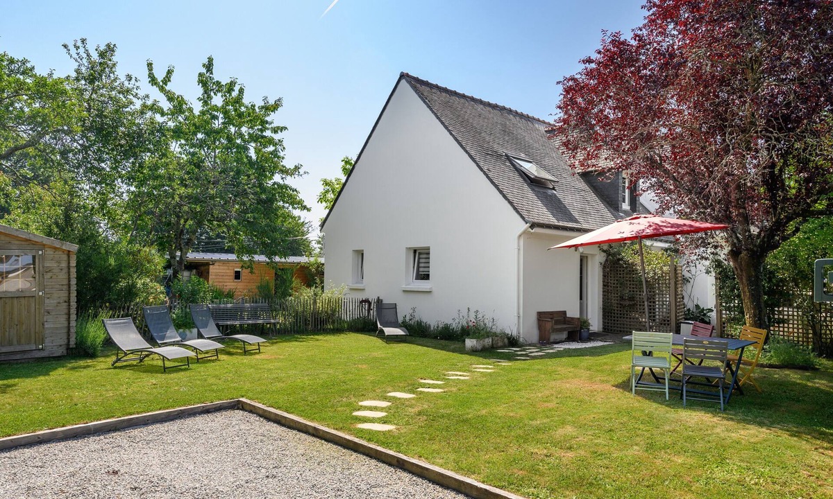 Pluneret House | Holiday Home 'La Fleur De Vie' with Private Garden and Wi-Fi