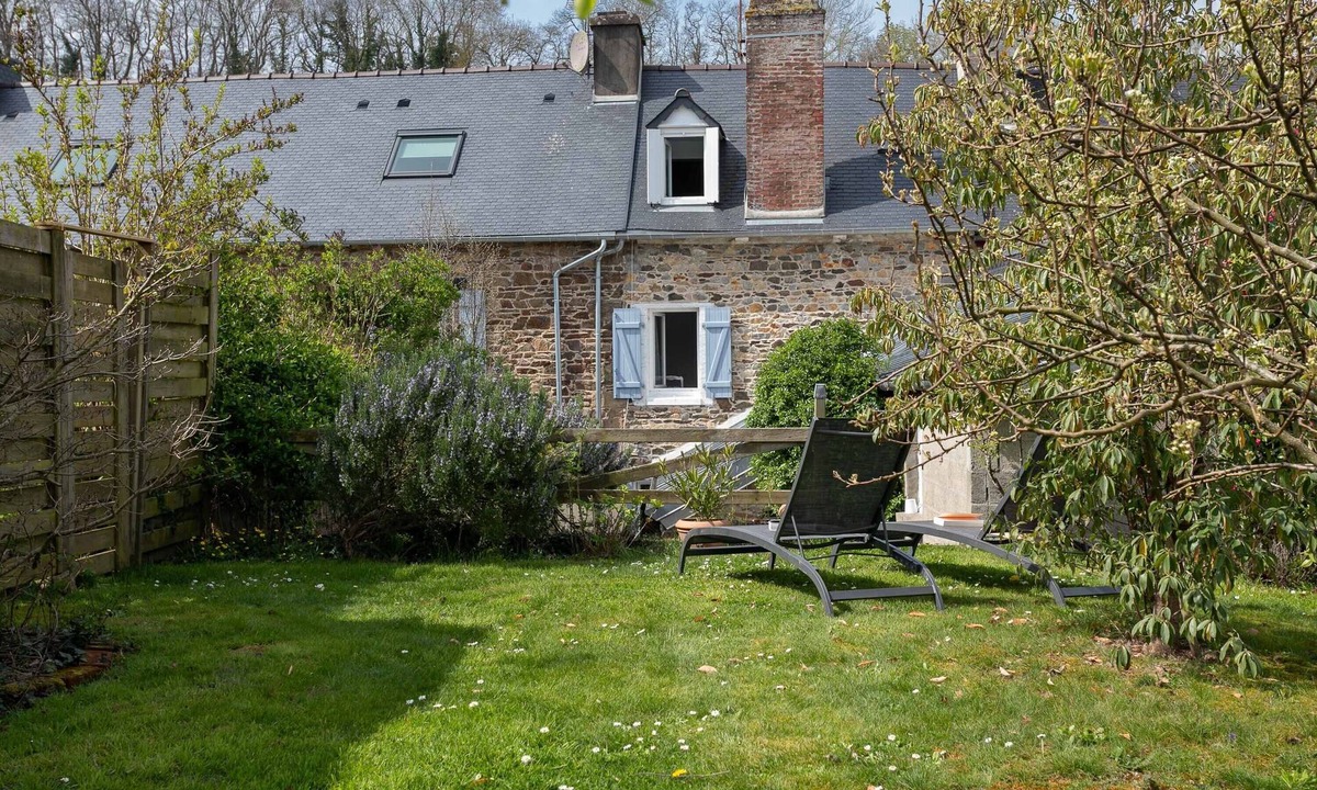 Pontrieux House | Holiday Home 'La Maison De Pêcheur Chez Alice' with Private Terrace, Private Garden and Wi-Fi