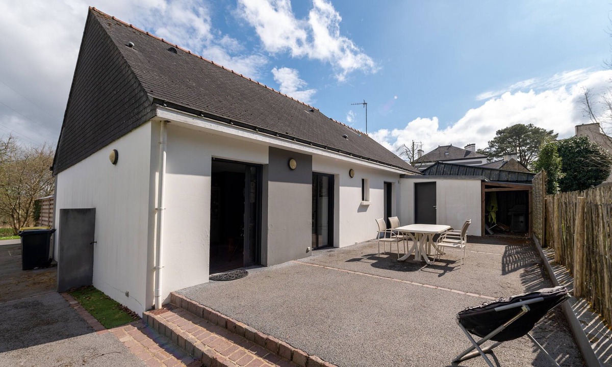 Brech House | Holiday Home 'La Maison De Toulbadeu' with Private Terrace and Private Garden