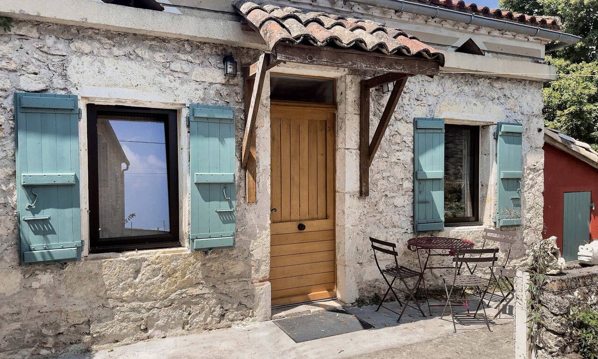 Bourg-de-Visa House | Holiday Home 'La P'tite Maiz' with Shared Pool, Private Terrace & Wi-Fi