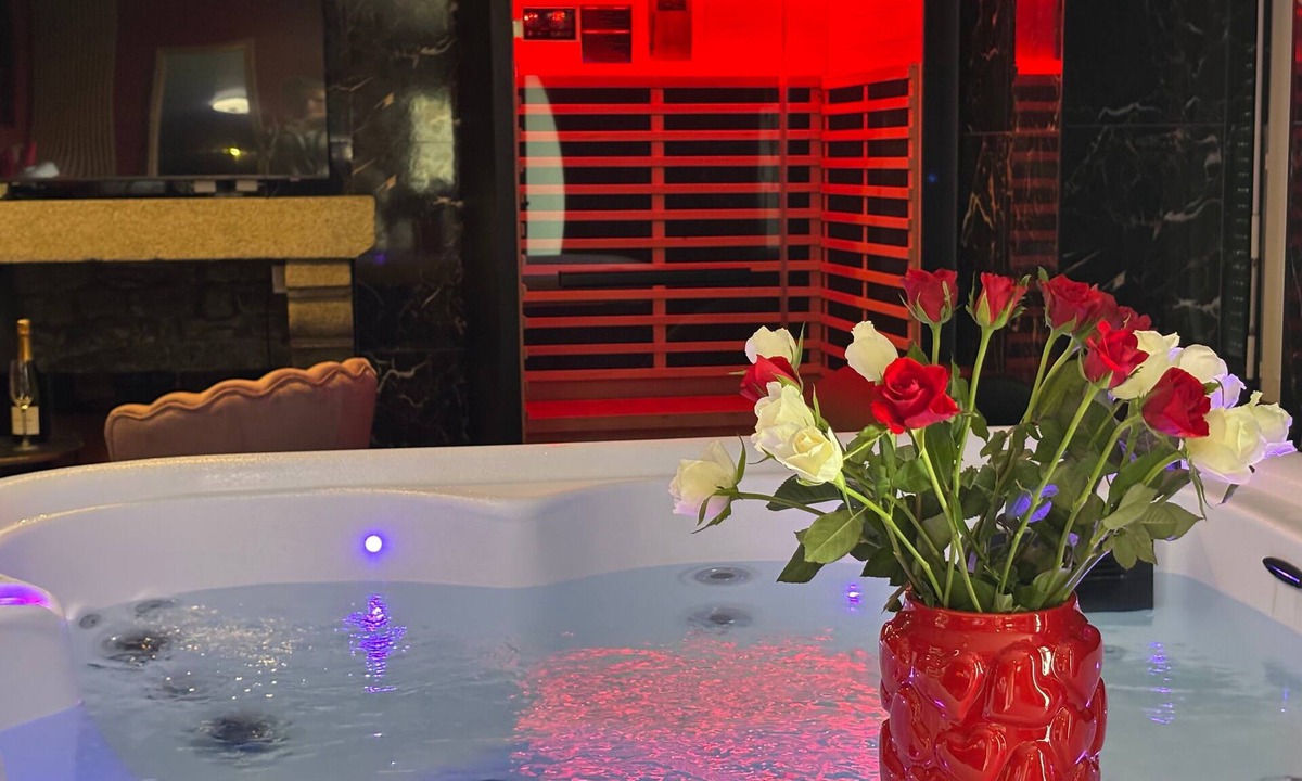 Quimperle House | Holiday Home “Le Cocon Secret – Sauna – Jacuzzi” with Shared Garden and Wi-Fi