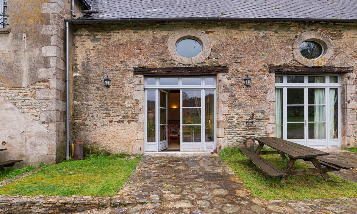 La Chapelle-Caro House | Holiday Home 'Le Crévy - La Calèche - 3 Pers' with Private Terrace, Private Garden and Wi-Fi