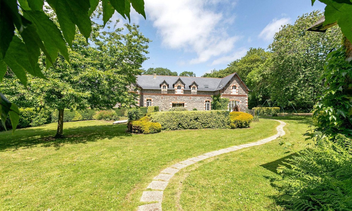 Tredarzec House | Holiday Home 'Le Grand Logis' with Private Garden and Wi-Fi