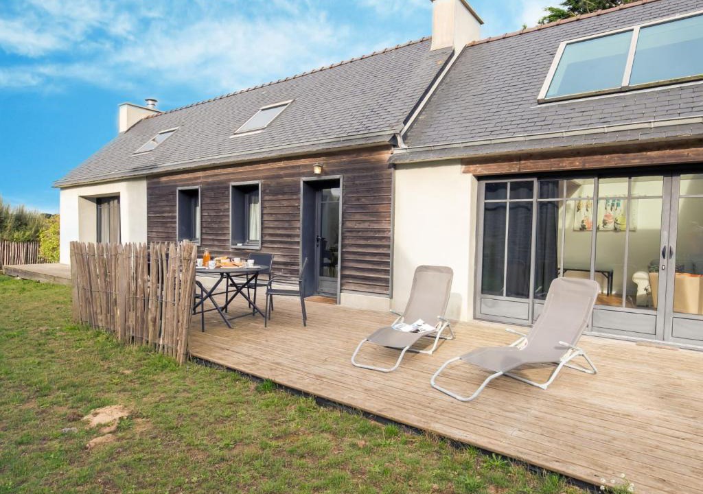 Brignogan-Plage House | Holiday Home Le Petit Bonheur by Interhome