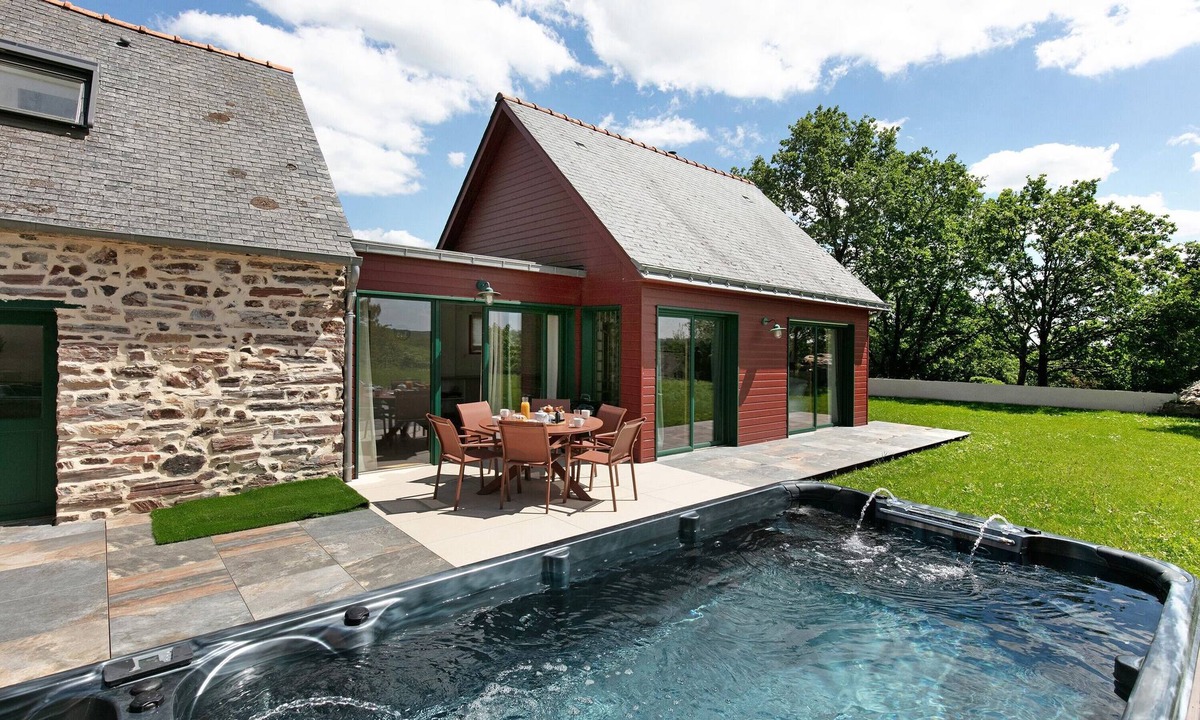 Beganne House | Holiday Home 'Le Petit Brécéan' with Heated Swim Spa