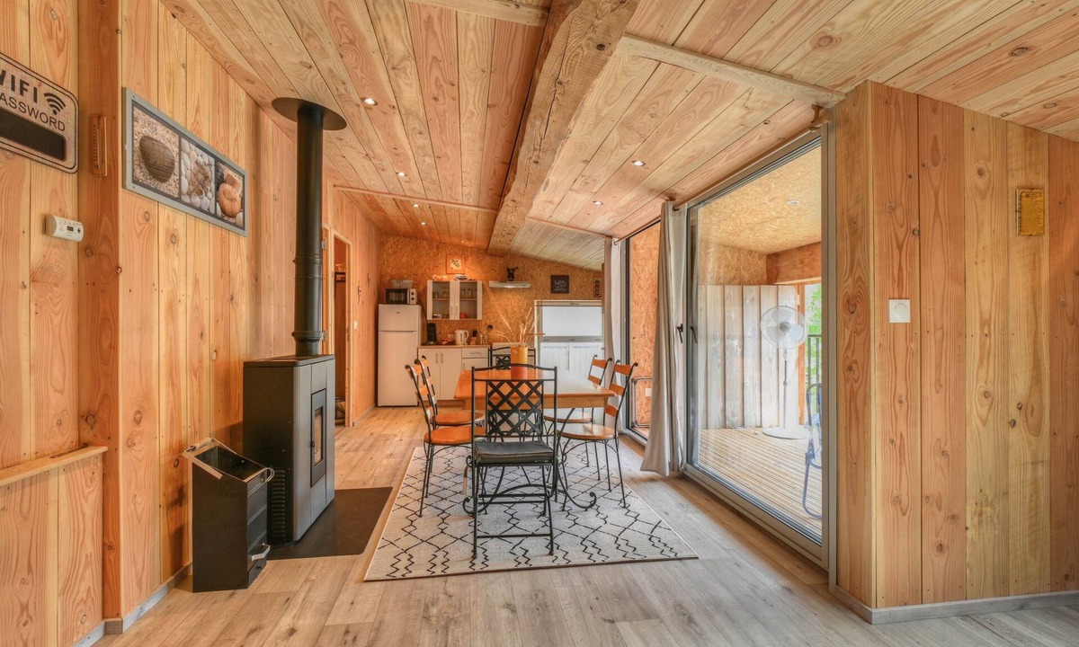 Roquefeuil House | Holiday Home 'Le Pic Du Midi' with Mountain View, Shared Terrace and Wi-Fi