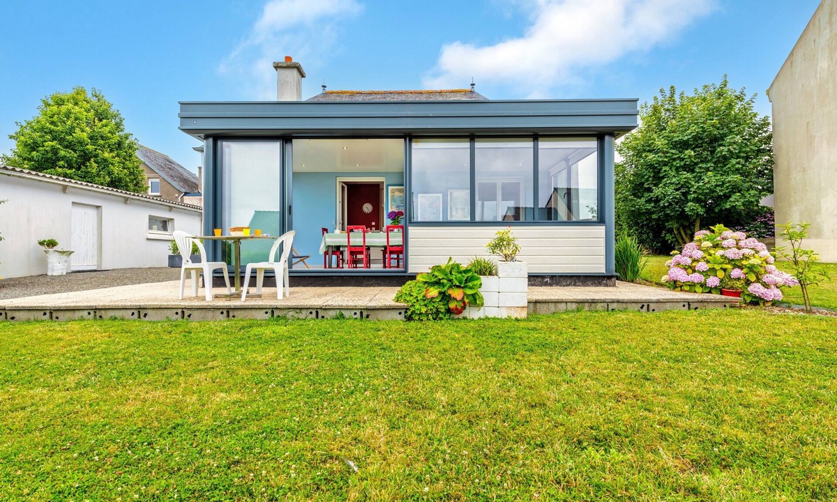 Plouider House | Holiday Home 'Maison 4 Pers 5kms De La Plage' with Private Terrace and Private Garden