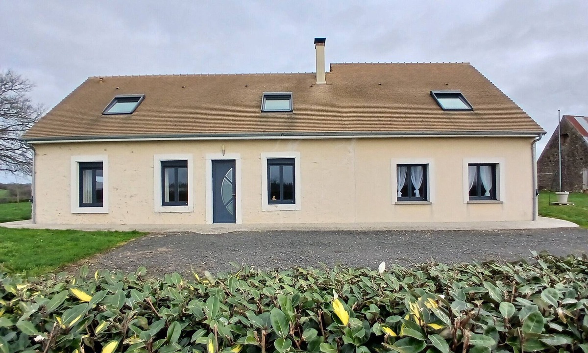 Brulon House | Holiday Home 'Maison De Campagne Brûlon' with Lake View, Private Terrace and Wi-Fi