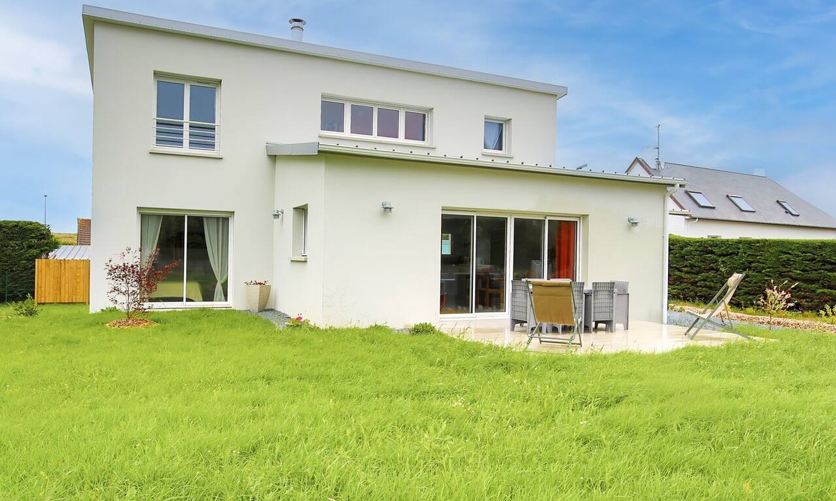Creances House | Holiday Home 'Maison Lux' with Private Garden
