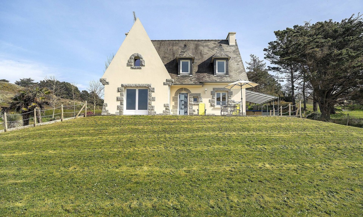 Erquy House | Holiday Home 'Maison Sacatère Sea View' with Shared Terrace, Sea View & Wi-Fi