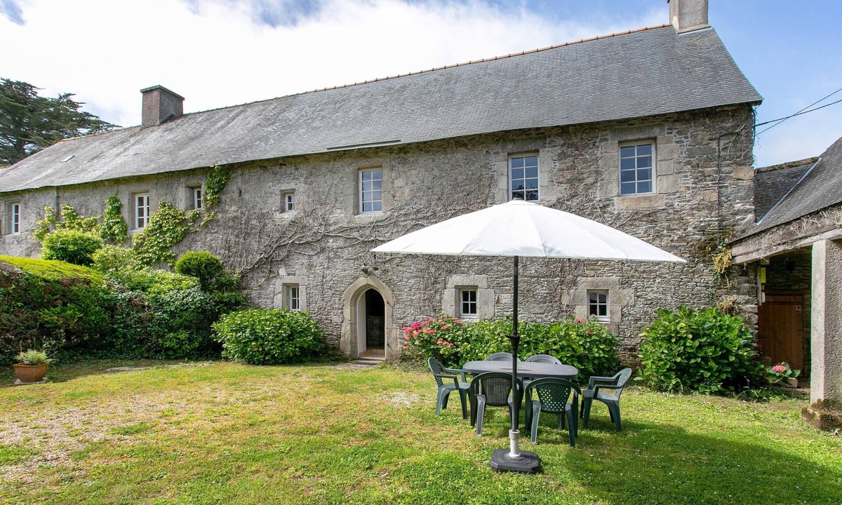 Tredarzec House | Holiday Home 'Maner Coz' with Private Garden and Wi-Fi