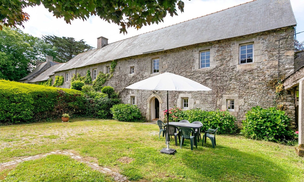 Tredarzec House | Holiday Home 'Manoir De Kerhir' with Private Garden and Wi-Fi