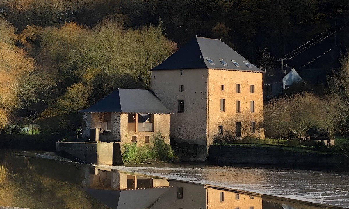 Entrammes House | Holiday Home 'Moulin De La Benatre' with Private Terrace, Private Garden and Wi-Fi