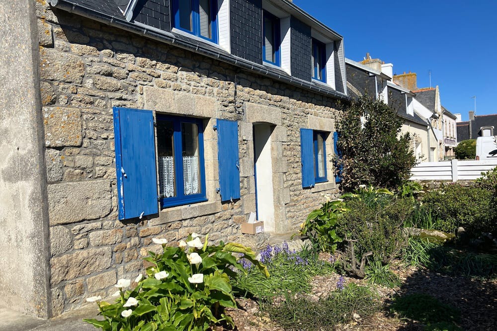 Penmarch House | Holiday Home 'Penty À Deux pas de La Mer' with Private Garden and Hot Tub