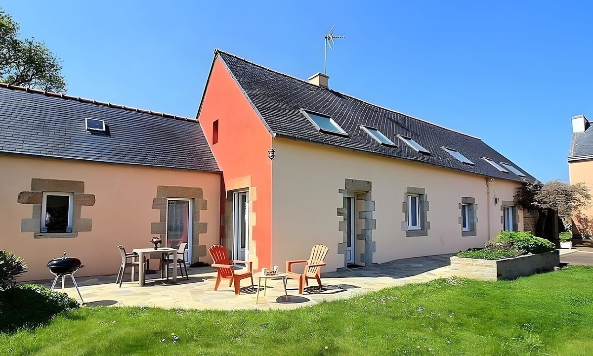 Mahalon House | Holiday Home 'Single-Storey' with Private Terrace, Shared Garden and Wi-Fi