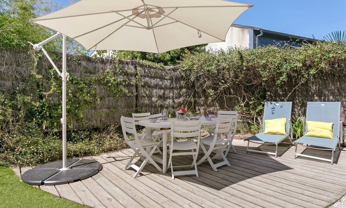 Paimpol House | Holiday Home 'Ti Plom' with Private Terrace and Wi-Fi