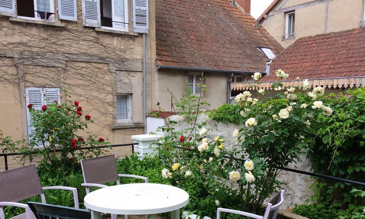 Neris-les-Bains Apartment | Homerez - Amazing appartement for 3 ppl. with garden at Néris-les-Bains