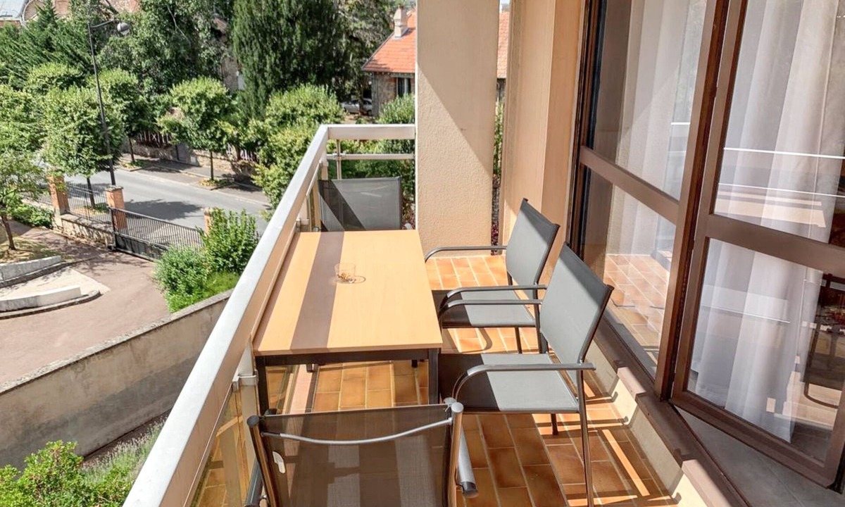 Melun Apartment | Homerez - Apt in Melun with balcony