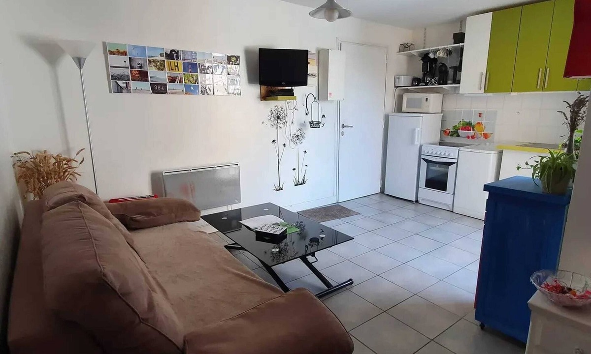 Cote Est Soquence House | Homerez - Charming cottage in Le Havre with terrace and garden - 30 m²