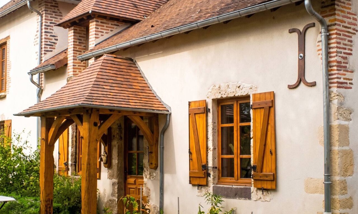 Montoldre House | Homerez - Charming House in Montoldre, Garden