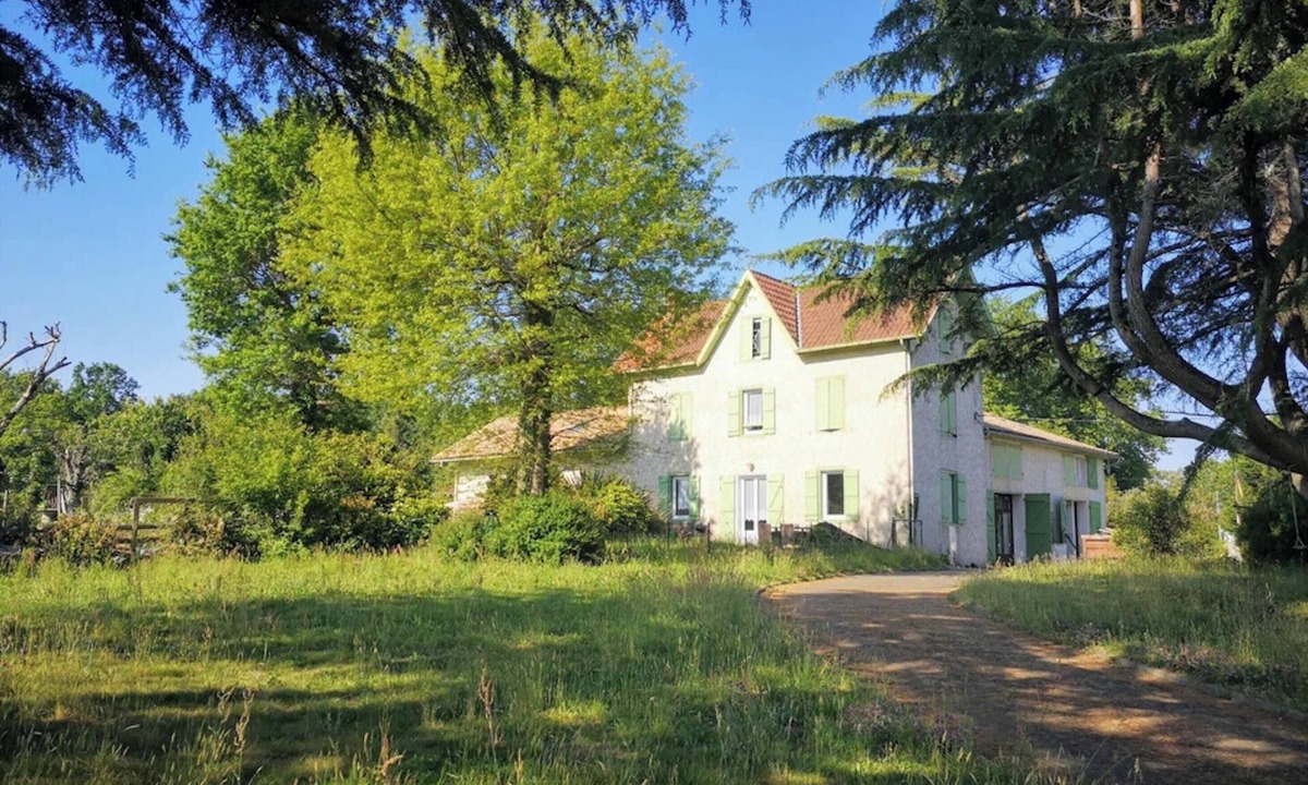 Saubrigues House | Homerez - Spacious House with Pool in Saubrigues