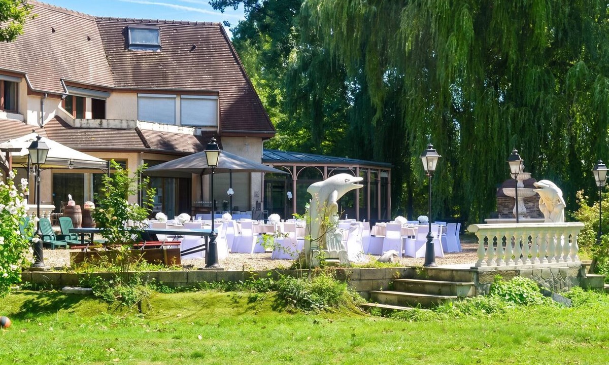 Courtenay Villa | Homerez - Villa in Courtenay, enclosed garden